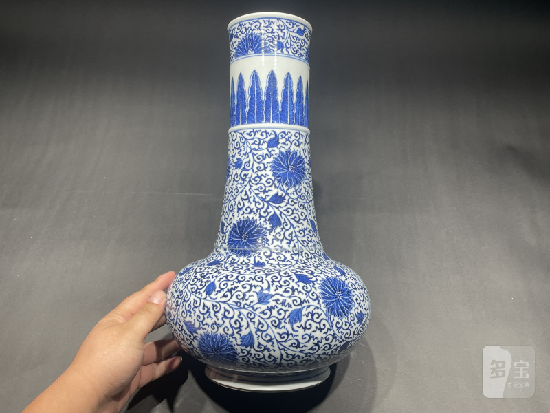 清康熙 青花缠枝莲纹直颈瓶 - 图4